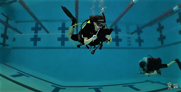 OW Diver Students Take Written Exam Underwater